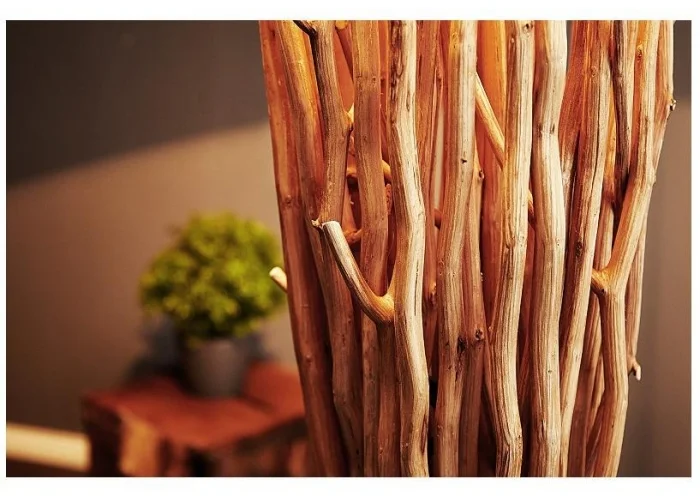 Stojací lampa v přírodním dřevě Euforie 175cm